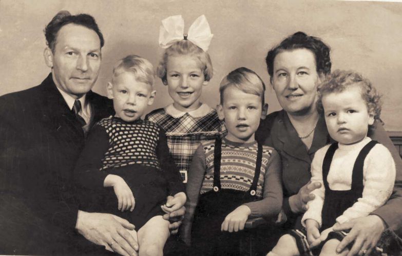 Vlnr Foppe Floris Albertsma(1910-1983), Nanne, Houkje, Rinze, Jeltje Steekstra(1915-1996) en Sjoukje (foto 1955)